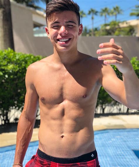 50 fotos de Thomaz Costa pelado mostrando o pênis